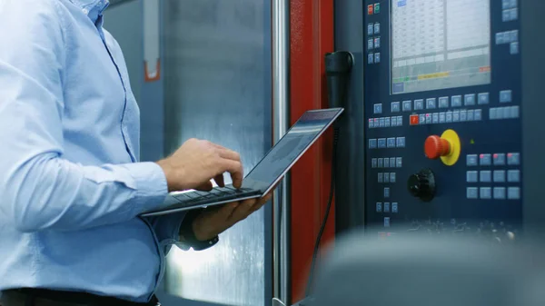 Chief Engineer Operator Programs Sets Cnc Machine Control Panel Works — Stock Photo, Image