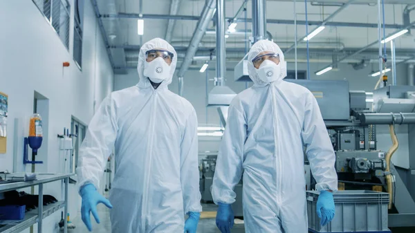 Zwei Ingenieure Wissenschaftler Sterilen Schutzanzügen Die Durch Technologisch Fortgeschrittene Fabrik — Stockfoto