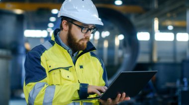 Endüstri Mühendisi sabit hat Emanet ceket dizüstü bilgisayar kullanır. Yapılan işleri ağır sanayi üretim fabrikası çeşitli metal işleme süreçleri ile devam eden.