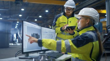 Ağır Sanayi Fabrika içinde kadın mühendis çalışıyor kişisel bilgisayarınızda o 3d türbinli Model, onun erkek arkadaşı onunla konuşur ve Tablet bilgisayarı kullanan tasarımları.