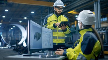 Ağır Sanayi Fabrika içinde kadın mühendis çalışıyor kişisel bilgisayarınızda o 3d türbinli Model, onun erkek arkadaşı onunla konuşur ve Tablet bilgisayarı kullanan tasarımları.