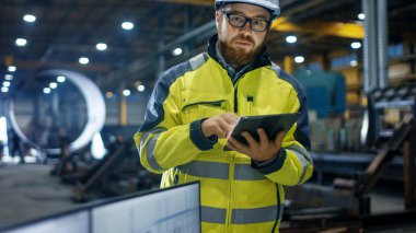 Ağır Sanayi Fabrika içinde kadın mühendis çalışıyor kişisel bilgisayarınızda o 3d motor modeli, onun erkek arkadaşı onunla konuşur ve Tablet bilgisayar kullanır tasarımlar.