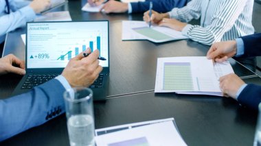 Pasta grafikler ve istatistik, Tablet ve dizüstü bilgisayar ekranları ile belge paylaşma insanlarla iş toplantı masası bardak.