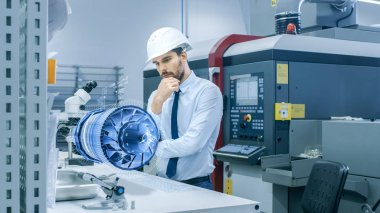 High Tech fütüristik fabrika şef mühendis çalışıyor holografik projeksiyon ile 3 boyutlu Model Motor türbin prototip. Fütüristik tasarımı sanal karışık Reality uygulanması.