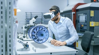 Fabrika şef mühendis Vr kulaklık giyen motor türbin holografik projeksiyon masada tasarlar. Sanal karışık Reality uygulamanın fütüristik tasarım.