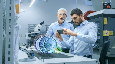 İki cep telefonu kullanarak artar gerçeklik holografik projeksiyon ile çalışır mühendisler motor türbin prototip 3d modeli. Sanal karışık Reality uygulamanın geliştirilmesi.