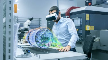 Fabrika şef mühendis Vr kulaklık giyen motor türbin holografik projeksiyon masada tasarlar. Sanal karışık Reality uygulamanın fütüristik tasarım.