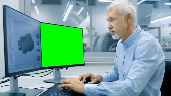 Ingegnere Lavorando Computer Con Due Schermi Uno Chiave Cromatica Grande — Foto Stock