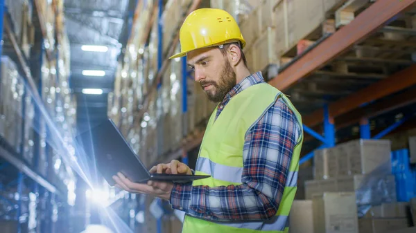 Warehouse Worker Usa Laptop Ele Está Meio Grande Centro Distribuição — Fotografia de Stock