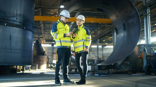 Ingenieros Industriales Masculinos Femeninos Sombreros Duros Discuten Nuevo Proyecto Mientras — Foto de Stock