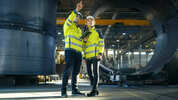 Mannelijke Vrouwelijke Industrieel Ingenieurs Harde Hoeden Bespreken Nieuw Project Terwijl — Stockfoto