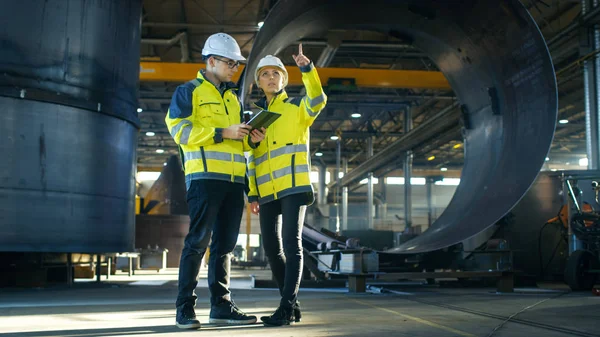 Ingenieros Industriales Masculinos Femeninos Sombreros Duros Discuten Nuevo Proyecto Mientras —  Fotos de Stock