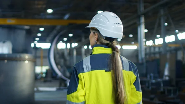 Shot Female Industrial Worker Hard Hat Walking Heavy Industry Manufacturing — Foto de Stock