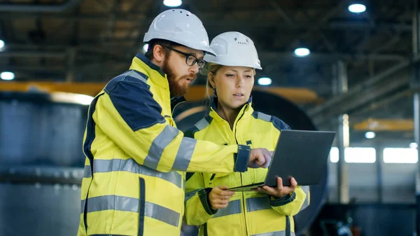 Male Female Industrial Engineers Hard Hats Discuss New Project While — Stock Photo, Image