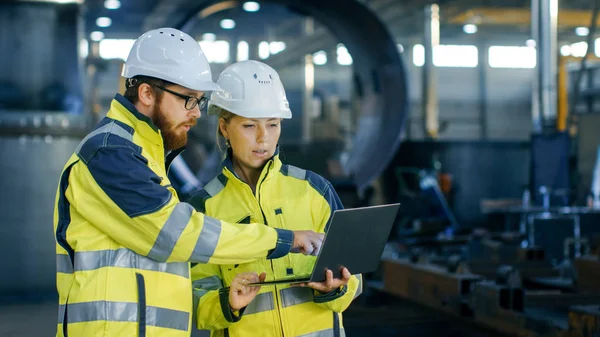 Ingenieros Industriales Masculinos Femeninos Sombreros Duros Discuten Nuevo Proyecto Mientras — Foto de Stock