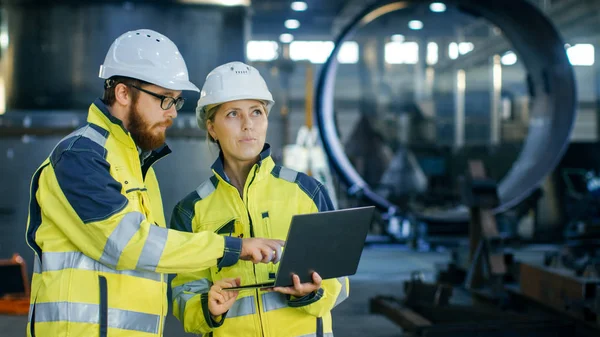 Ingenieros Industriales Masculinos Femeninos Sombreros Duros Discuten Nuevo Proyecto Mientras — Foto de Stock