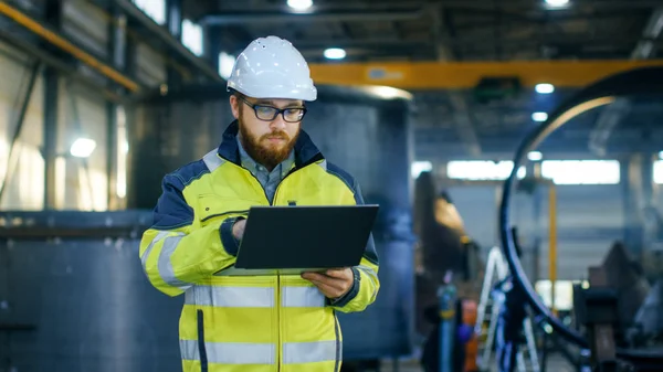 Ingegnere Industriale Hard Hat Indossando Giacca Sicurezza Utilizza Computer Portatile — Foto Stock