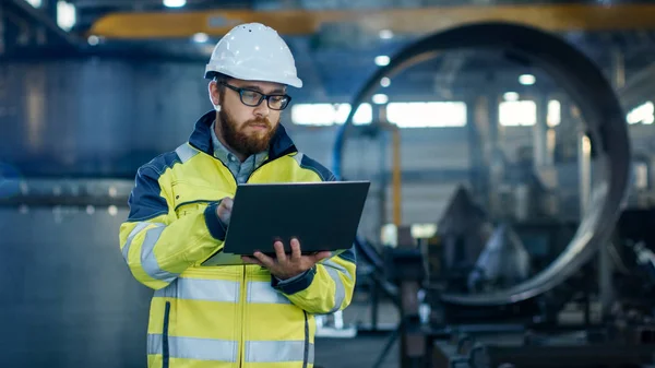 Ingegnere Industriale Hard Hat Indossando Giacca Sicurezza Utilizza Computer Portatile — Foto Stock