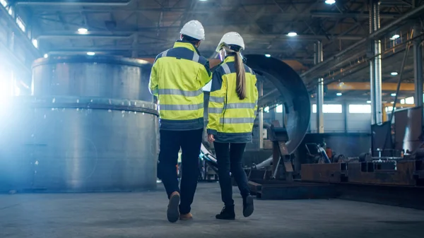 Mannelijke Vrouwelijke Industrieel Ingenieurs Gebruik Laptop Hebben Discussie Terwijl Wandelen — Stockfoto