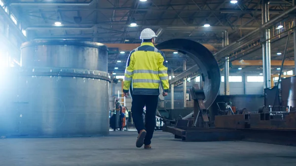 Wirtschaftsingenieur Mit Schutzweste Läuft Durch Schwerindustrie Fertigungsfabrik Mit Verschiedenen Metallbearbeitungsprozessen — Stockfoto