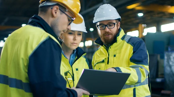 Tre Ingegneri Industriali Parlano Con Lavoratore Fabbrica Durante Utilizzo Del — Foto Stock