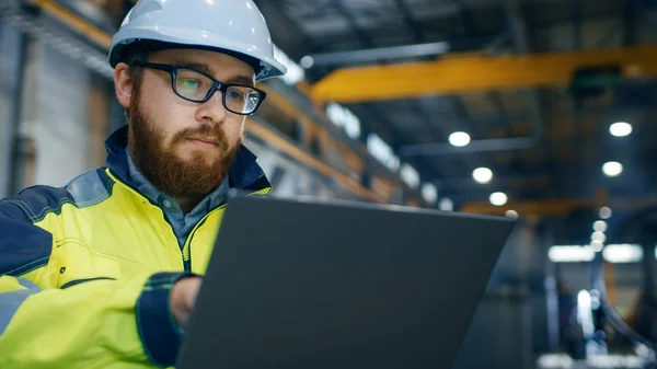 Ingegnere Industriale Hard Hat Indossando Giacca Sicurezza Utilizza Computer Portatile — Foto Stock