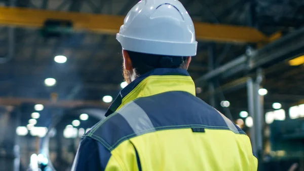 大型重工业制造工厂的硬帽和安全夹克工业工程师 — 图库照片