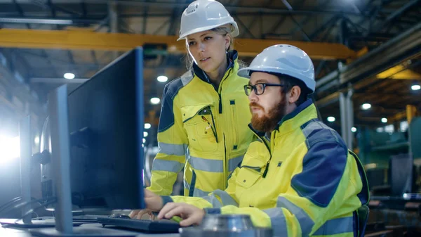 Ingeniero Industrial Masculino Trabaja Ordenador Personal Mientras Que Gerente Femenino —  Fotos de Stock