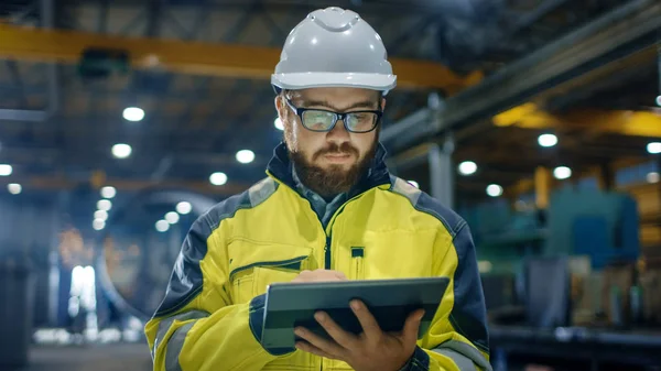 Endüstri Mühendisi Sabit Hat Emanet Ceket Dokunmatik Tablet Bilgisayar Kullanır — Stok fotoğraf