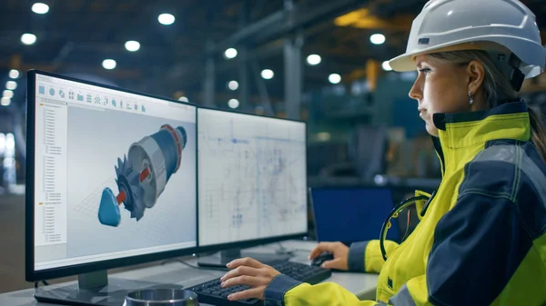 Fabriek Van Zware Industrie Vrouwelijke Industrieel Ingenieur Werkt Personal Computer — Stockfoto