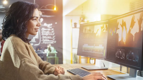 Agência Criativa Linda Jovem Videógrafa Trabalha Seu Computador Pessoal Edição — Fotografia de Stock