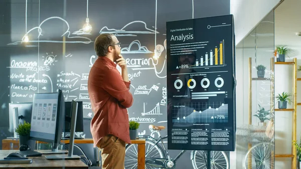 营销人员查看交互式触摸屏白板 显示统计增长的最新图表和图表 他在创意办公室工作 — 图库照片