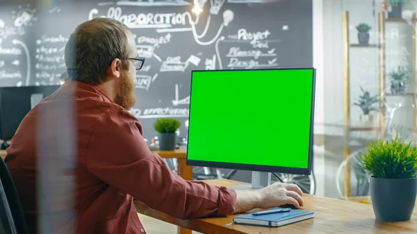 Man Works Personal Computer Green Mock Screen Inglés Segundo Plano —  Fotos de Stock