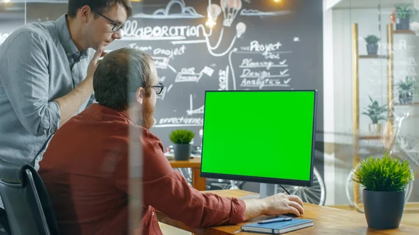 Dois Desenvolvedores Masculinos Falam Sobre Projeto Enquanto Computador Pessoal Tem — Fotografia de Stock