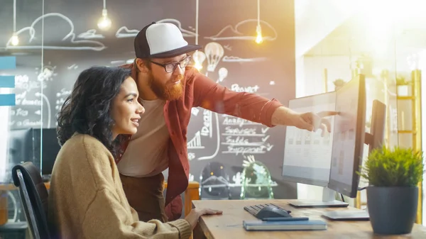 Desk Beautiful Man Programmer Helping Young Woman Developer Pointing Monitor — Stock Photo, Image