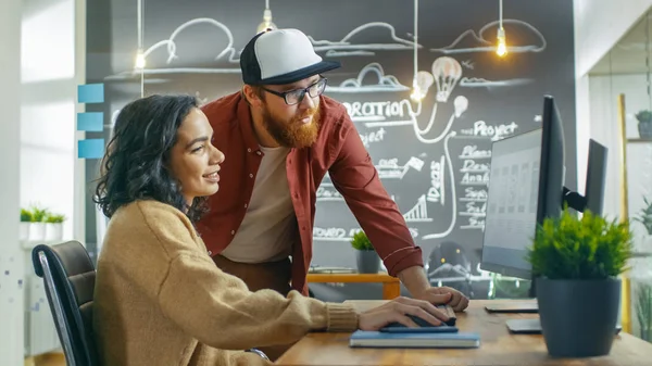 Escritorio Hermosa Mujer Desarrollador Habla Con Programador Juntos Diseñan Nuevo —  Fotos de Stock