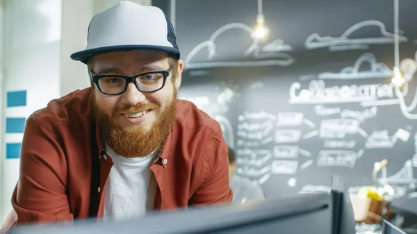 Sorrindo Homem Bonito Mobile Vide Game Developer Cap Olhando Para — Fotografia de Stock
