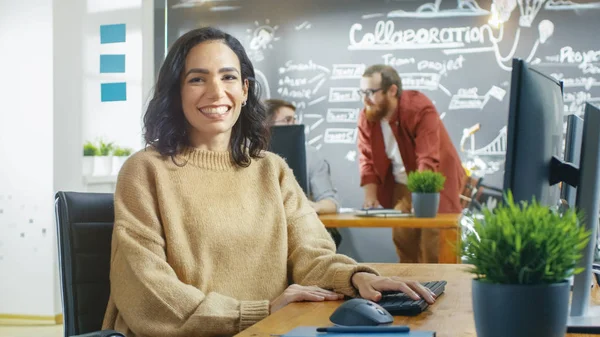 Der Kreativagentur Arbeitet Die Schöne Junge Videokünstlerin Ihrem Lächelt Die — Stockfoto