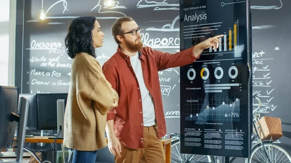 Vrouwelijke Ontwikkelaar Mannelijke Statisticus Gebruik Interactieve Whiteboard Presentatie Touchscreen Kijken — Stockfoto