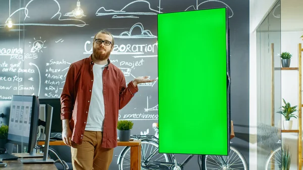 Male Developer Looks Interactive Whiteboard Mock Green Screen Points Screen — Stock Photo, Image