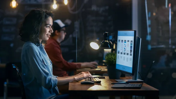 Beautiful Female Coder Funciona Seu Desktop Seu Computador Permanente Sua — Fotografia de Stock