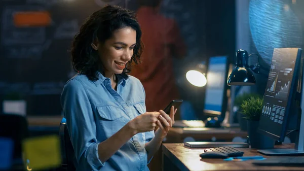 Schöne Finanzierin Benutzt Handy Schreibt Nachrichten Mails Während Sie Lächelt — Stockfoto