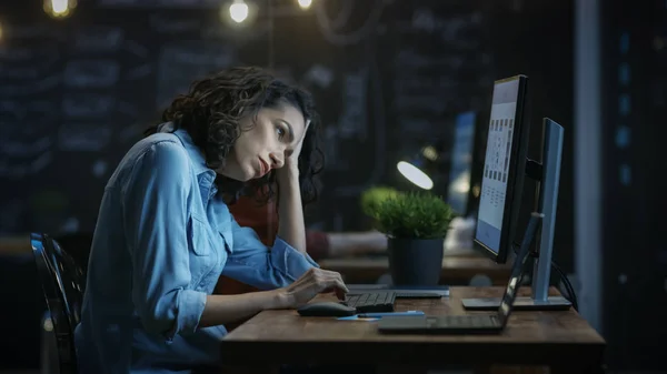 疲れて パソコンで作業中の手の中彼女頭を保持している女性の資本家の過労です クリエイティブ オフィスで — ストック写真