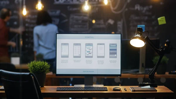 Personal Computer Met Mobiele Toepassingsontwerp Weergegeven Monitor Staat Het Bureau — Stockfoto