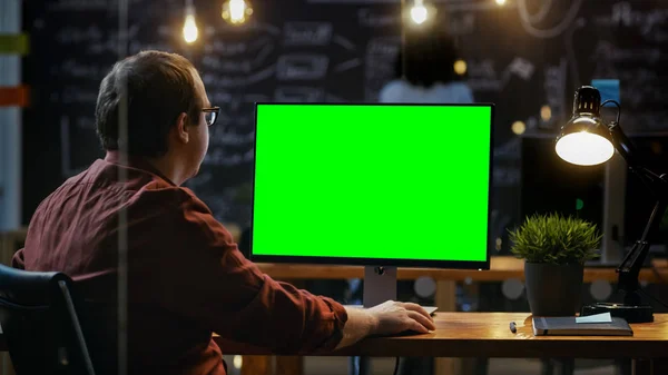 Office Employee His Desktop Works Mock Green Screen Personal Computer — Stock Photo, Image