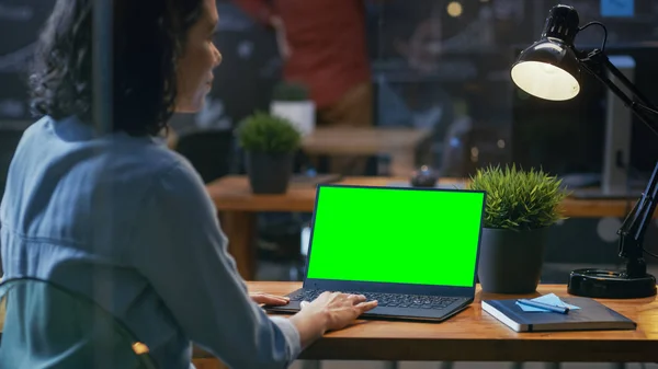 Trabalhadora Escritório Feminina Sua Mesa Funciona Laptop Com Tela Verde — Fotografia de Stock