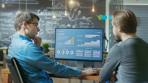 Two Office Employees Have Project Related Discussion Desk Stands Personal — Stock Photo, Image