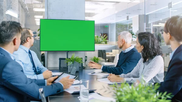 Разнообразная Группа Преуспевающих Бизнесменов Конференц Зале Зеленым Экраном Хромированным Телевизором — стоковое фото
