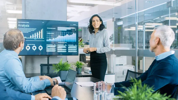 Chief Female Executive Gives Report Presentation Her Colleagues Meeting Room — Stock Photo, Image