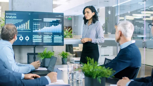 Beautiful Businesswoman Gives Report Presentation Her Business Colleagues Conference Room — Stock Photo, Image